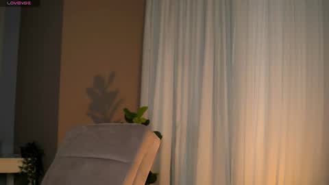 Snapshot of alanareign chatting on June 25, 2026, 9:03 am AlanaReign online show from June 25, 2026, 9:03 am