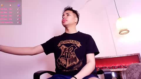 Snapshot of aleclightwood_dim chatting on December 17, 2025, 3:23 am Alec Help me reach 20 Likes online show from December 17, 2025, 3:23 am