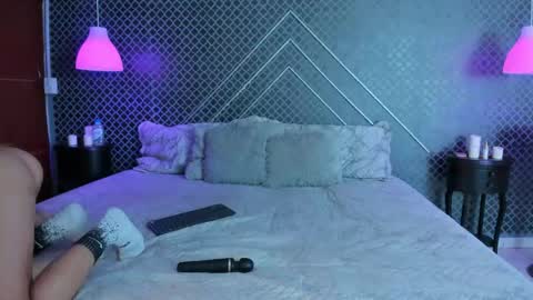 Snapshot of aleja_bloom chatting on May 18, 2026, 12:22 pm aleja_bloom online show from May 18, 2026, 12:22 pm