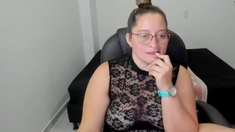 alejandra online show from April 19, 2026, 12:43 am