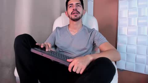 Snapshot of alejandrostorm chatting on October 15, 2025, 9:15 pm Alejo online show from October 15, 2025, 9:15 pm