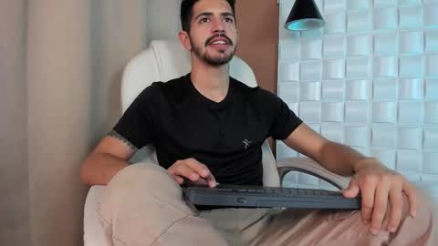 Snapshot of alejandrostorm chatting on October 17, 2025, 8:33 pm Alejo online show from October 17, 2025, 8:33 pm