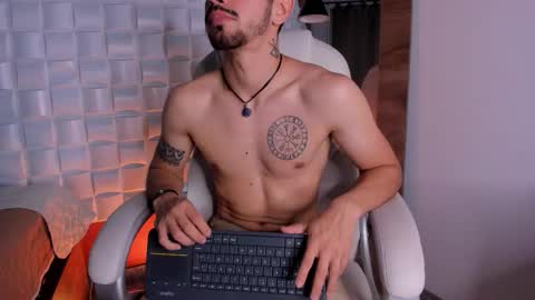 Snapshot of alejandrostorm chatting on November 19, 2025, 8:42 pm Alejo online show from November 19, 2025, 8:42 pm