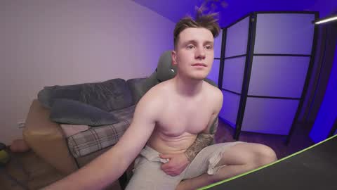 Snapshot of aleks_fisher chatting on November 19, 2025, 5:35 pm Alex and Linar online show from November 19, 2025, 5:35 pm