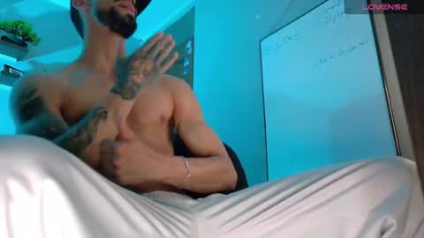 Snapshot of alessandro_dibellucci chatting on November 4, 2025, 12:10 am Kciqu3 Independent model online show from November 4, 2025, 12:10 am