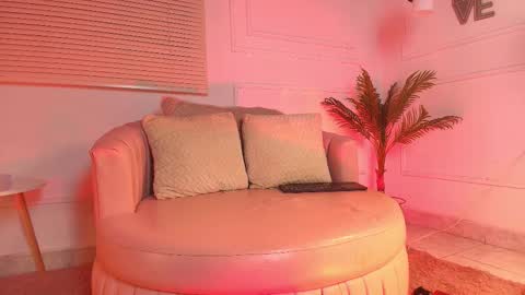 Snapshot of alessia_moon1 chatting on October 24, 2025, 1:29 pm Alejandra online show from October 24, 2025, 1:29 pm