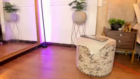 Snapshot of alessialondon chatting on February 21, 2025, 8:18 am Alessia online show from February 21, 2025, 8:18 am