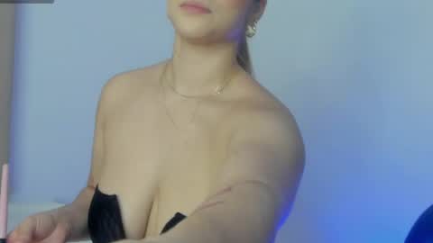 Snapshot of alesssia_moon chatting on June 3, 2026, 11:35 am Alessia Moon online show from June 3, 2026, 11:35 am
