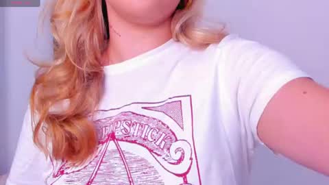 Snapshot of alesssia_moon chatting on July 7, 2026, 12:31 pm Alessia Moon online show from July 7, 2026, 12:31 pm