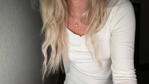 Snapshot of alex499990 chatting on November 6, 2025, 12:33 am alex online show from November 6, 2025, 12:33 am