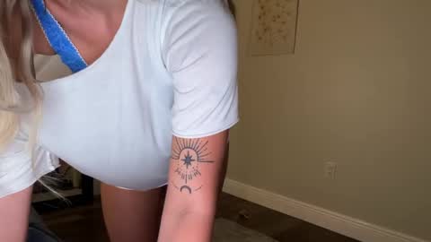 Snapshot of alex499990 chatting on November 23, 2025, 11:04 pm alex online show from November 23, 2025, 11:04 pm