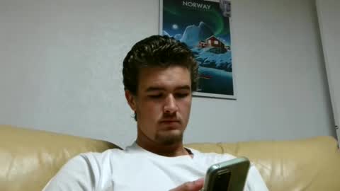 Snapshot of alex83530 chatting on January 1, 2025, 5:44 pm Alex83530 online show from January 1, 2025, 5:44 pm