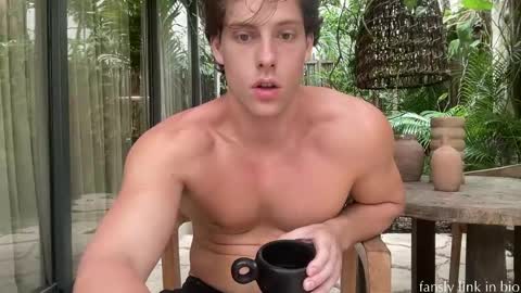 Snapshot of alex_islive chatting on May 29, 2026, 6:28 pm Alex Stone online show from May 29, 2026, 6:28 pm