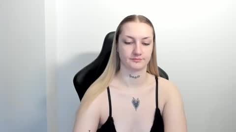 Snapshot of alexafragile chatting on May 6, 2026, 10:42 am Alexa online show from May 6, 2026, 10:42 am
