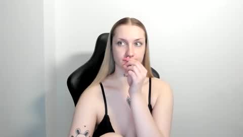 Snapshot of alexafragile chatting on May 11, 2026, 2:45 pm Alexa online show from May 11, 2026, 2:45 pm