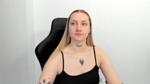 Snapshot of alexafragile chatting on May 16, 2026, 10:36 am Alexa online show from May 16, 2026, 10:36 am