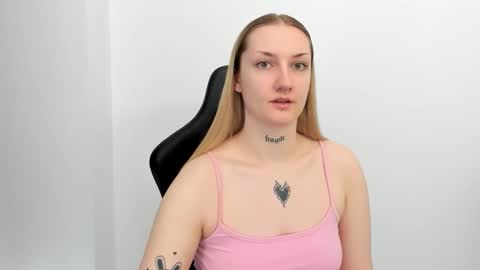 Snapshot of alexafragile chatting on May 18, 2026, 11:05 am Alexa online show from May 18, 2026, 11:05 am