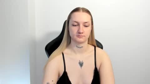 Snapshot of alexafragile chatting on May 27, 2026, 12:02 pm Alexa online show from May 27, 2026, 12:02 pm