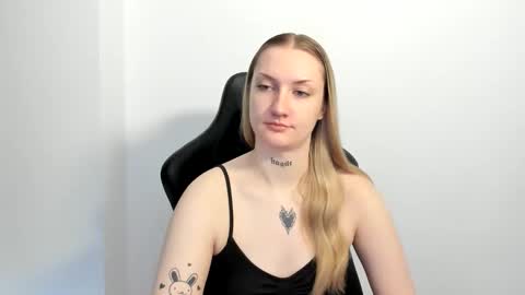 Snapshot of alexafragile chatting on June 8, 2026, 11:21 am Alexa online show from June 8, 2026, 11:21 am