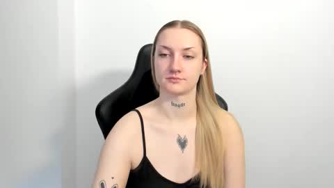 Snapshot of alexafragile chatting on June 9, 2026, 11:22 am Alexa online show from June 9, 2026, 11:22 am