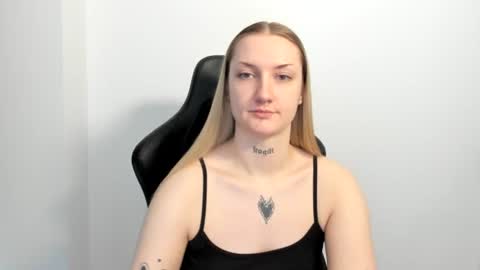 Snapshot of alexafragile chatting on June 17, 2026, 12:29 pm Alexa online show from June 17, 2026, 12:29 pm