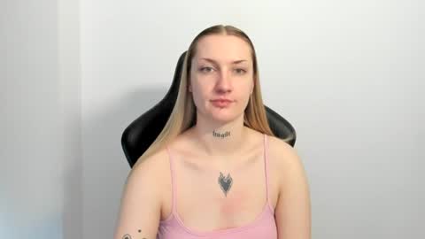 Snapshot of alexafragile chatting on June 18, 2026, 11:25 am Alexa online show from June 18, 2026, 11:25 am
