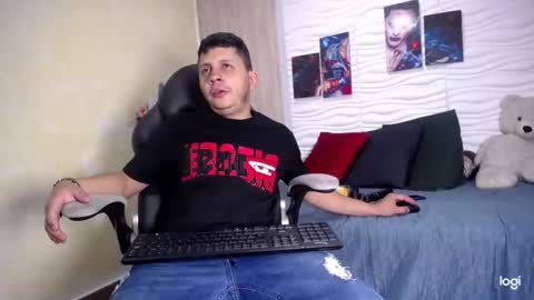 Snapshot of alexe_xx chatting on February 17, 2025, 4:31 am Alex online show from February 17, 2025, 4:31 am