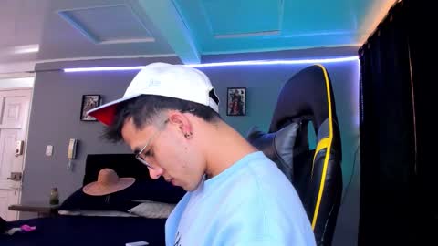 alexgiraldo__ online show from October 1, 2025, 4:02 pm