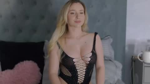 Snapshot of alexiswhiteee chatting on May 23, 2026, 6:18 am Alexis online show from May 23, 2026, 6:18 am