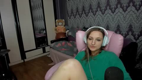 Snapshot of alexracc00n chatting on December 5, 2024, 1:03 am Alex online show from December 5, 2024, 1:03 am