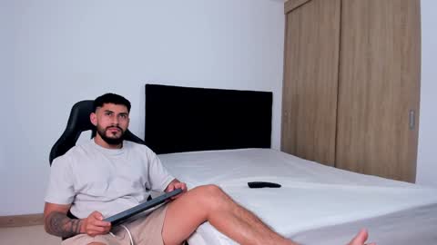 Snapshot of alexxxmachine chatting on December 31, 2024, 10:34 pm Alex freelance model instagram alex b229 online show from December 31, 2024, 10:34 pm