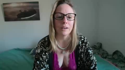 Snapshot of alice8363 chatting on December 11, 2024, 1:28 pm Alice online show from December 11, 2024, 1:28 pm