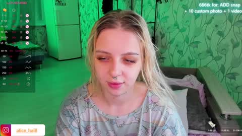 Snapshot of alice_halle chatting on January 4, 2025, 6:09 pm alice_halle online show from January 4, 2025, 6:09 pm