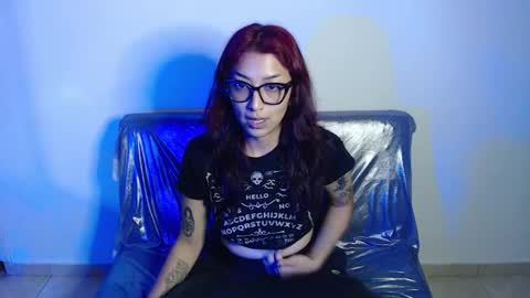 Snapshot of alice_phantom chatting on December 2, 2025, 12:49 am online show from December 2, 2025, 12:49 am