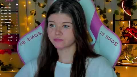 Snapshot of alice_tails chatting on December 3, 2025, 7:49 am Alice online show from December 3, 2025, 7:49 am