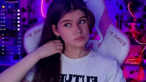 Snapshot of alice_tails chatting on June 6, 2026, 7:29 pm Alice online show from June 6, 2026, 7:29 pm