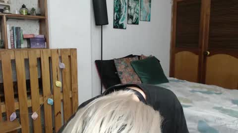 alicee_logan_ online show from April 24, 2026, 2:25 am