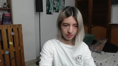 Snapshot of alicee_logan_ chatting on June 18, 2026, 1:50 am alicee_logan_ online show from June 18, 2026, 1:50 am
