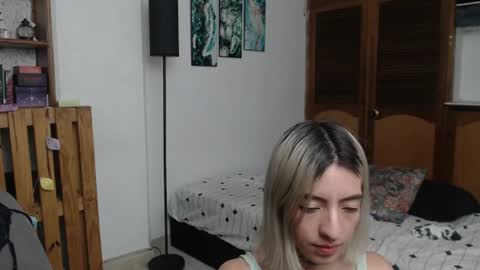 Snapshot of alicee_logan_ chatting on June 19, 2026, 1:43 am alicee_logan_ online show from June 19, 2026, 1:43 am