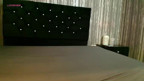 alicee_moonn online show from April 23, 2026, 7:05 pm