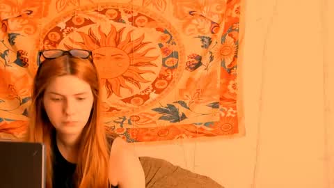 Snapshot of aliceinredsquare_ chatting on June 10, 2026, 5:18 am Alice online show from June 10, 2026, 5:18 am