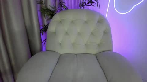AliceLevine online show from April 28, 2026, 4:17 am
