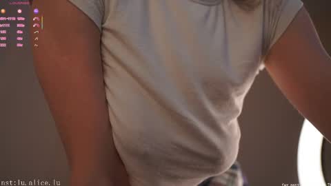 Snapshot of alicelu_ chatting on May 23, 2026, 5:56 am Elle online show from May 23, 2026, 5:56 am