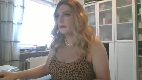 Snapshot of alicesissx13 chatting on October 24, 2025, 8:33 am Alice online show from October 24, 2025, 8:33 am