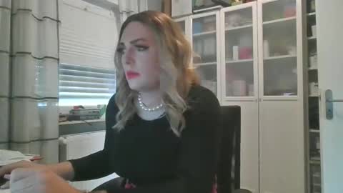 Snapshot of alicesissx13 chatting on October 29, 2025, 11:23 am Alice online show from October 29, 2025, 11:23 am