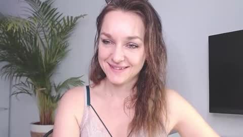 Snapshot of alicialux chatting on January 27, 2025, 7:56 am Alicia online show from January 27, 2025, 7:56 am