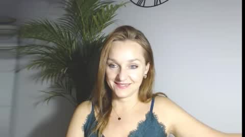 Snapshot of alicialux chatting on November 19, 2025, 3:12 pm Alicia online show from November 19, 2025, 3:12 pm