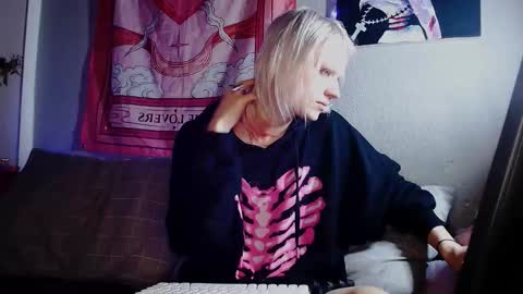 Alien Bella online show from February 9, 2026, 4:11 pm