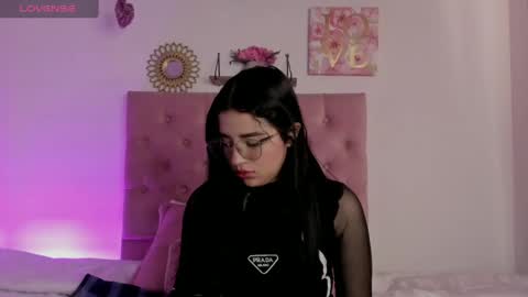 aliice_walker_ online show from December 5, 2024, 6:44 pm