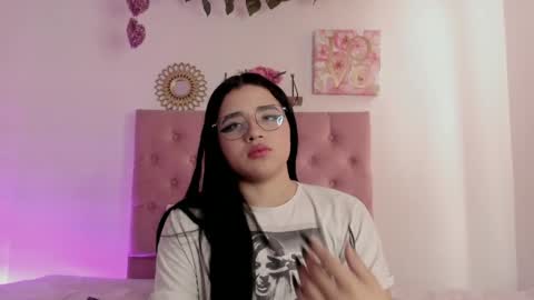 aliice_walker_ online show from December 6, 2024, 3:33 pm